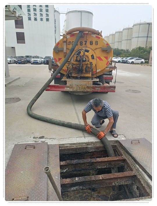 和舍镇隔油池清掏