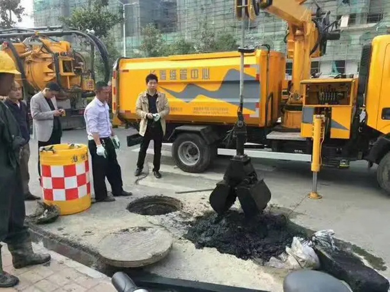 和舍镇街道：网格员化身“清道夫”，为民解忧疏通“堵心”化粪池
