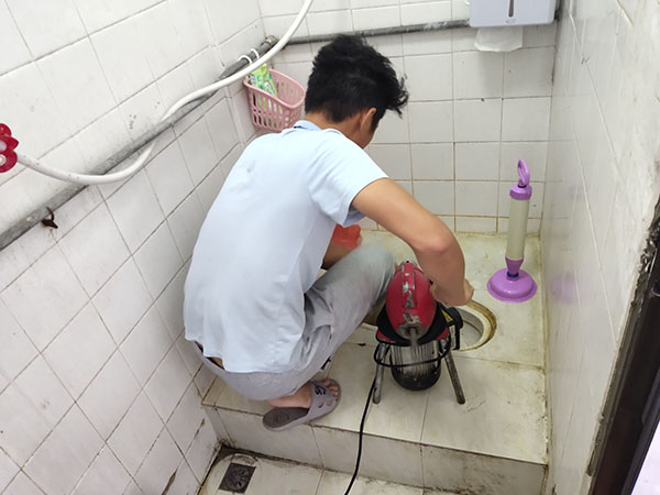 和舍镇肥皂掉到马桶里把马桶堵住了怎么办？马桶堵住了怎么办
